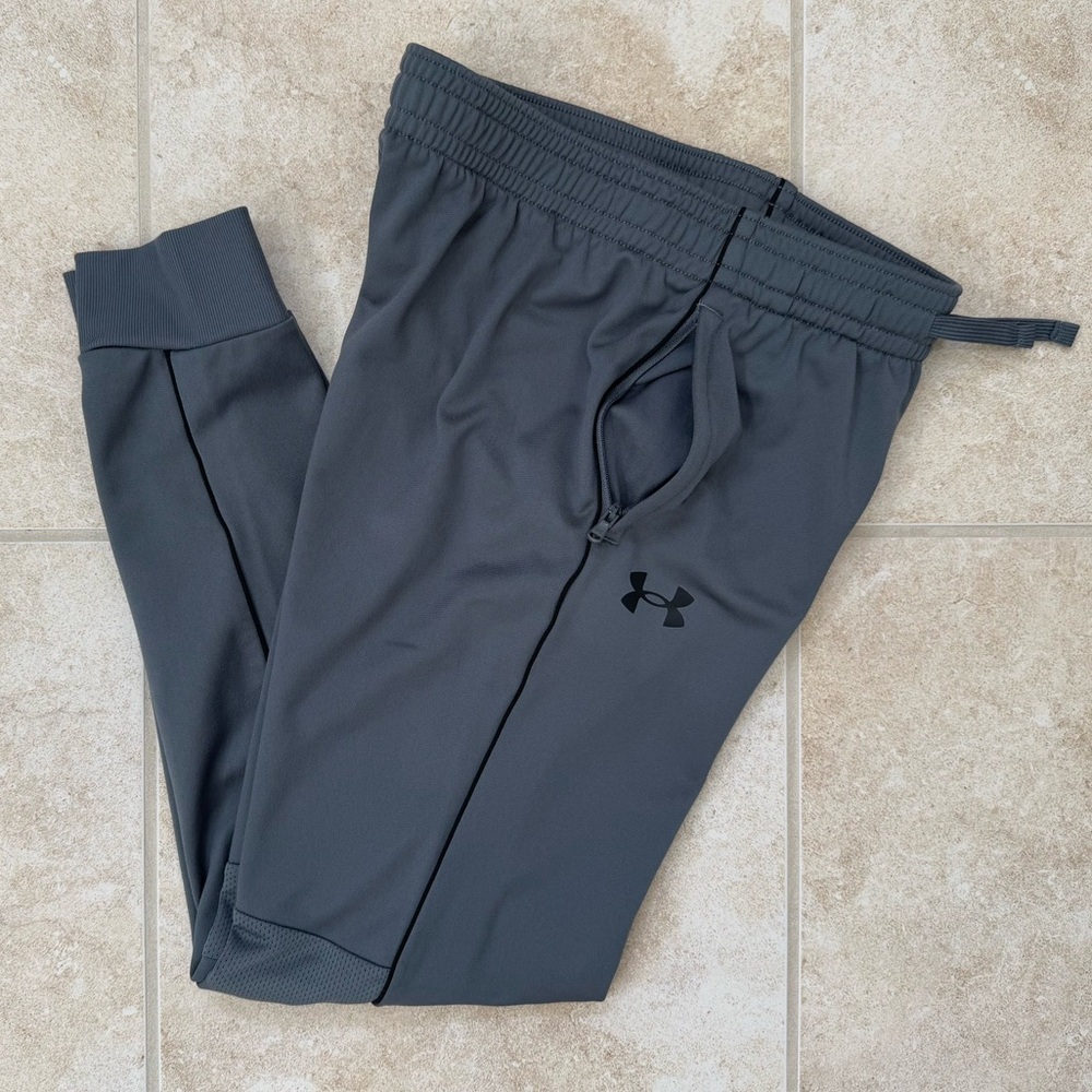 Under Armour Boys' Joggers
Size: Medium
Color: Grey/Black